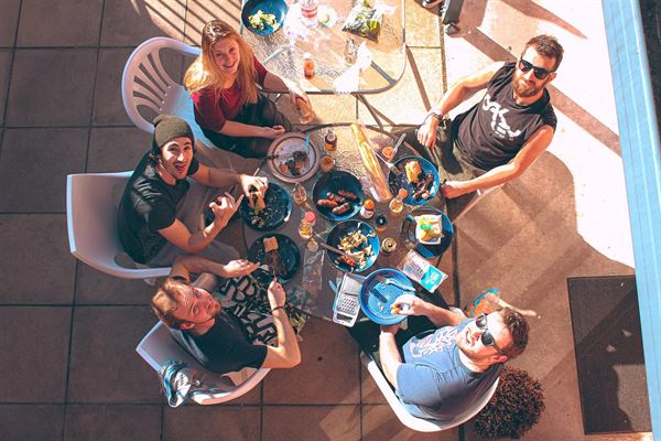 Leder du efter et rundt træ bord så find det her