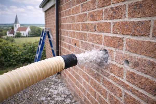 Hulmursisolering i Kirke Hyllinge: En effektiv måde at reducere varmetab og forbedre komforten